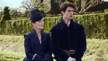 En esta imagen proporcionada por Starz, Julianne Moore, izquierda, y Nicholas Galitzine en una escena de Mary & George. (Sky UK/Starz vía AP)