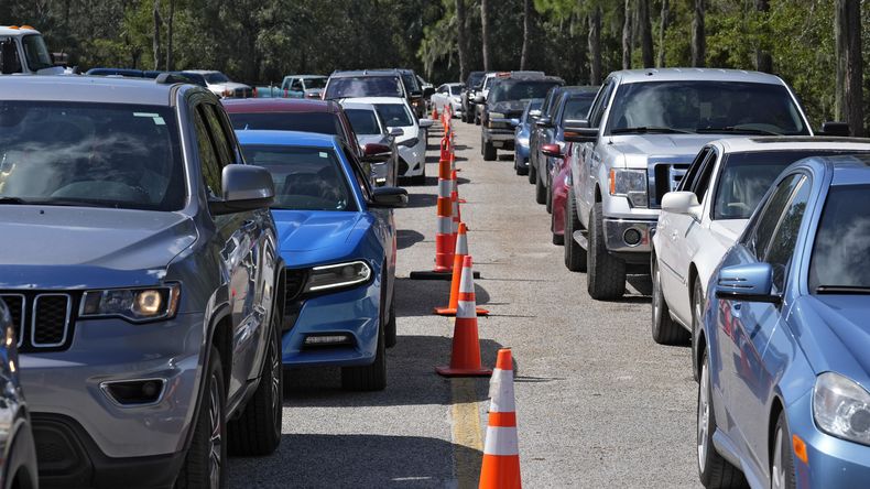 Conductores esperan en una larga fila para conseguir combustible en un depósito recién abierto tras el huracán Milton, el sábado 12 de octubre de 2024. en Plant City, Florida. (AP Foto/Chris OMeara)