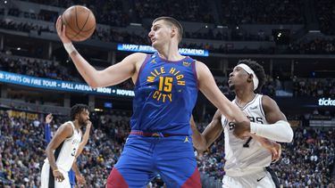 Hyland suma 24 unidades; Nuggets arrollan a Spurs