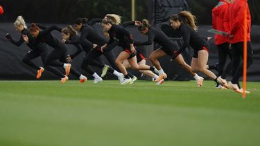 Jugadores de los Estados Unidos realizan rutinas durante el entrenamiento del equipo en la Copa Mundial de Fútbol Femenino de la FIFA, en el Bay City Park, en Auckland, Nueva Zelanda. (AP Foto/Abbie Parr)