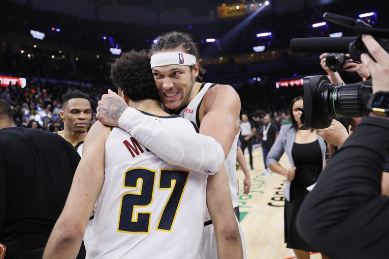 Jamal Murray (27) y Aaron Gordon (centro derecha) de los Nuggets de Denver celebran tras el enceste agónico de Gordon para vencer al Thunder de Oklahoma City en los playoffs de la NBA, el lunes 5 de mayo de 2025, en Oklahoma City. (AP Foto/Nate Billings)