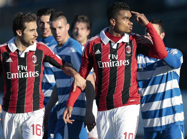 ARCHIVO - Kevin-Prince Boateng, mediocampista del AC Milan, hace un gesto en dirección de la multitud al salir de la cancha tras recibir insultos racistas el jueves 3 de enero de 2013, durante un partido amistoso en Busto Arsizio, cerca de Milán, Italia. (AP Foto/Emilio Andreoli, archivo)