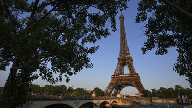 El puente Iena en dirección a la Torre Eiffel de París, el jueves 1 de junio de 2023. La capital de Francia albergará dentro de un año los Juegos Olímpicos. (AP Foto/Michel Euler)