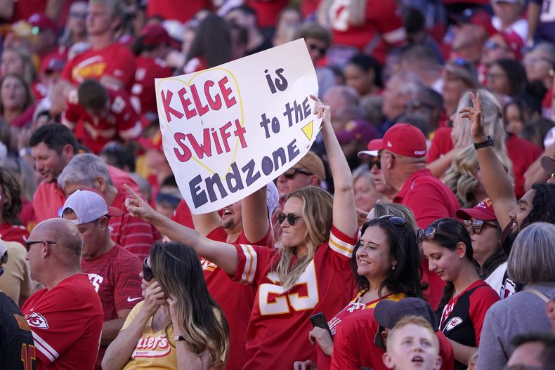 ARCHIVO - Una fan sostiene un retrero durante la primera mitad del partido de la NFL entre los Bears de Chicago y los Chiefs de Kansas City el 24 de septiembre de 2023, en Kansas City, Missouri. La supuesta relación sentimental entre Taylor Swift y el jugador de los Chiefs Travis Kelce está causando revuelo. (Foto AP/Ed Zurga, archivo)