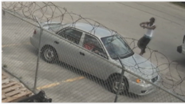 le roban cadena a un padre en frente de sus hijos