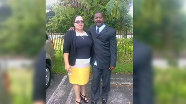 hombre muere abatido por la policia tras apunalar  a su esposa y a su hijo