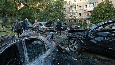 En la imagen, varios vehículos dañados por un ataque ruso a un vecindario residencial en Zaporiyia, Ucrania, el 9 de octubre de 2026. (AP Foto/Kateryna Klochko)