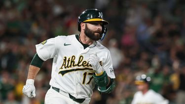 Michael Stefanic, de los Atléticos, corre después de conectar un sencillo productor de dos carreras durante la sexta entrada del juego de béisbol de Grandes Ligas ante los Astros de Houston, el viernes 25 de septiembre de 2026, en West Sacramento, California. (AP Foto/Sara Nevis)
