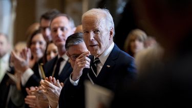 El presidente Joe Biden después de la actuación de Andrea Bocelli durante el Desayuno Nacional de Oración en el Capitolio de Washington, el jueves 1 de febrero de 2024. (Foto AP/Andrew Harnik)