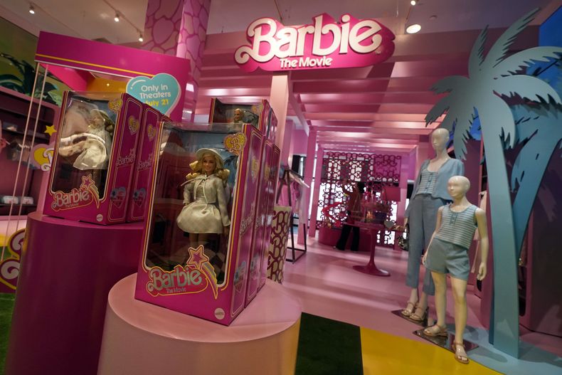 ARCHIVO - Productos con temática de Barbie se exhiben en una sección especial en Bloomingdales, en Nueva York, el jueves 20 de julio de 2023. La empresa matriz Mattel creó una campaña de marketing de productos con más de 100 marcas que se tiñeron de rosa.(Foto AP/Richard Drew, archivo)