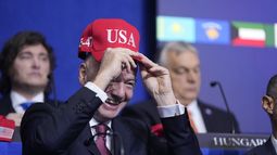 Giovanni Vincenzo Infantino, presidente de la FIFA, se prueba una gorra de USA durante una reunión de la Junta de la Paz en el Instituto de la Paz de los Estados Unidos, el jueves 19 de febrero de 2026, en Washington. (Foto AP/Mark Schiefelbein)