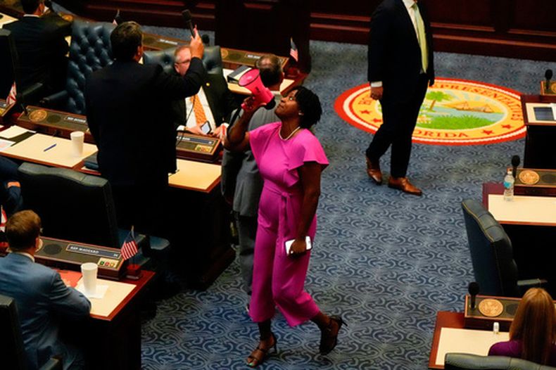 ARCHIVO - La representante demócrata estatal Angie Nixon usa un megáfono en la Cámara de Representantes de Florida mientras esta vota sobre el HB1D, un proyecto de ley de redistribución de distritos, durante una sesión especial de la Legislatura, el 29 de abril de 2026, en Tallahassee, Florida. (AP Foto/Mike Stewart, archivo)