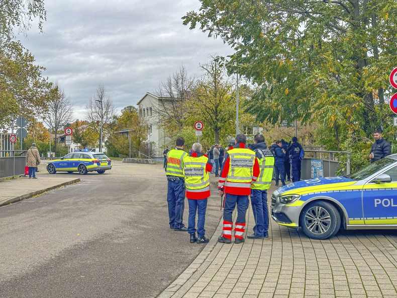Agentes de policía permanecen en una escuela en Offenburg, Alemania, el jueves 9 de noviembre de 2023 tras un incidente sobre un estudiante herido de bala por otro. (Christina Häußler/Einsatz-Report24/dpa vía AP)