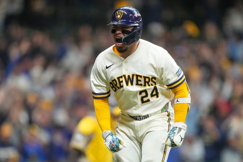 El venezolano William Contreras, de los Cerveceros de Milwaukee, festeja luego de batear un jonrón en el primer juego de la serie divisional de la Liga Nacional ante los Padres de San Diego, el sábado 3 de octubre de 2026 (AP Foto/Kayla Wolf)