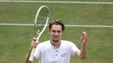 El kazajo Alexander Bublik celebra después de ganarle al alemán Alexander Zverev en las semifinales del Abierto de Halle, el sábado 24 de junio de 2023. (Friso Gentsch/dpa vía AP)