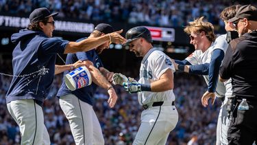 Los Marineros de Seattle, incluidos Bryan Woo (izquierda), Cal Raleigh (centro) y Colt Emerson (tercero desde la derecha), celebran tras un partido de béisbol contra los Mellizos de Minnesota, el sábado 1 de agosto de 2026, en Seattle. (Foto AP/Stephen Brashear)