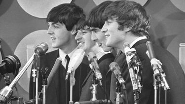 ARCHIVO - The Beatles hablan con medios de comunicación en el Aeropuerto Internacional Kennedy a su llegada el 7 de febrero de 1964 en Nueva York. Los Beatles tendrán cada uno una película biográfica que pondrá a los Fabulosos Cuatro en el centro de atención bajo la dirección de Sam Mendes. (Foto AP, archivo)