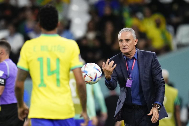 ARCHIVO - El técnico de Brasil Tite durante el partido contra Croacia por los cuartos de final del Mundial, el viernes 9 de diciembre de 2022, en Al Rayán, Qatar. Tite ha sido nombrado como entrenador de Flamento. (AP Foto/Manu Fernández)