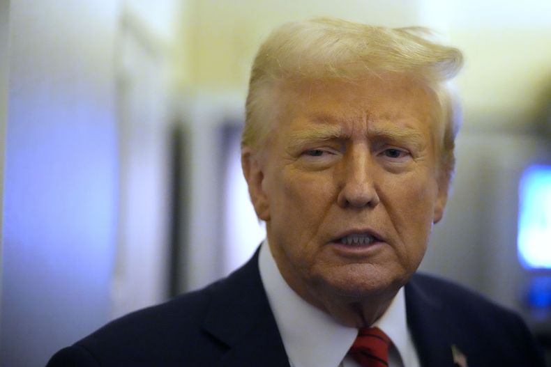 El presidente Donald Trump habla con los periodistas a bordo del Air Force One en ruta desde Miami a la Base Conjunta Andrews, Maryland, el lunes 27 de enero de 2025. (AP foto/Mark Schiefelbein)