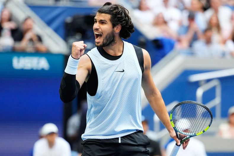 Carlos Alcaraz celebra su victoria ante Tommy Paul en los octavos de final del US Open, el domingo 6 de septiembre de 2026, en Nueva York. (AP Foto/Yuki Iwamura)