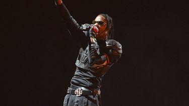 ARCHIVO - Travis Scott se presenta con su gira Circus Maximus en Inglewood, California, el 5 de noviembre de 2023. Scott fue arrestado en Miami Beach por allanamiento de morada e intoxicación pública. (Foto Richard Shotwell/Invision/AP, archivo)