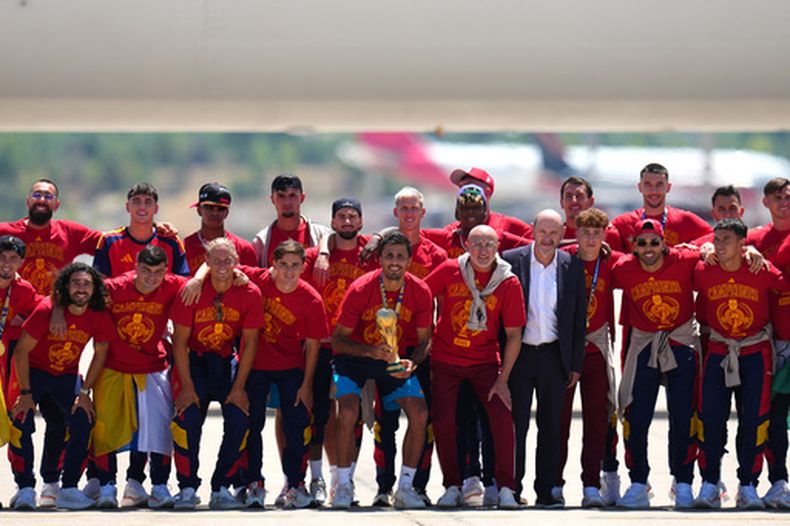 Jugadores de la selección española posan con el trofeo tras ganar la Copa Mundial a su arribo al aeropuerto de Barajas en Madrid el lunes 20 de julio del 2026. (AP Foto/Manu Fernandez)