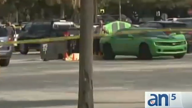 americateve | La policía mató hoy a tiros a un hombre en el estacionamiento de un centro comercial de Hialeah.