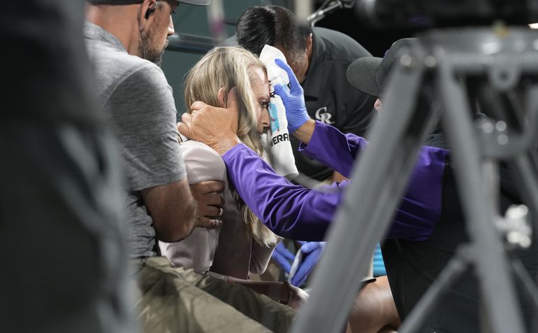 Reportera de TV, herida por pelotazo en juego de Rockies