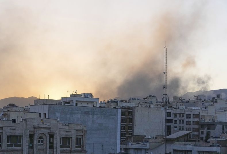 Una nube de humo después de un ataque de Israel en Teherán, Irán, el miércoles 18 de junio de 2025. (AP Foto/Vahid Salemi)