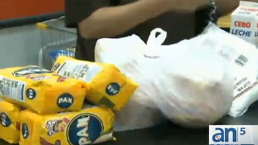 americateve | La medida ha provocado más escasez de productos básicos.