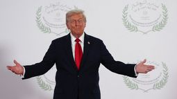 El presidente de Estados Unidos, Donald Trump, espera a recibir a otros líderes durante una cumbre para poner fin a los más de dos años de guerra entre Israel y Hamás en Gaza, tras un cese el fuego, el lunes 13 de octubre de 2025 en Sharm El Sheij, Egipto. (Suzanne Plunkett/Pool via AP)