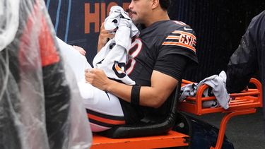 Caleb Williams, querterback de los Bears de Chicago, es transportado en un carrito a los vestuarios después de sufrir una lesión durante la segunda mitad del partido de la NFL frente a los Vikings de Minnesota, el domingo 20 de septiembre de 2026, en Chicago. (AP Foto/Nam Y. Huh)