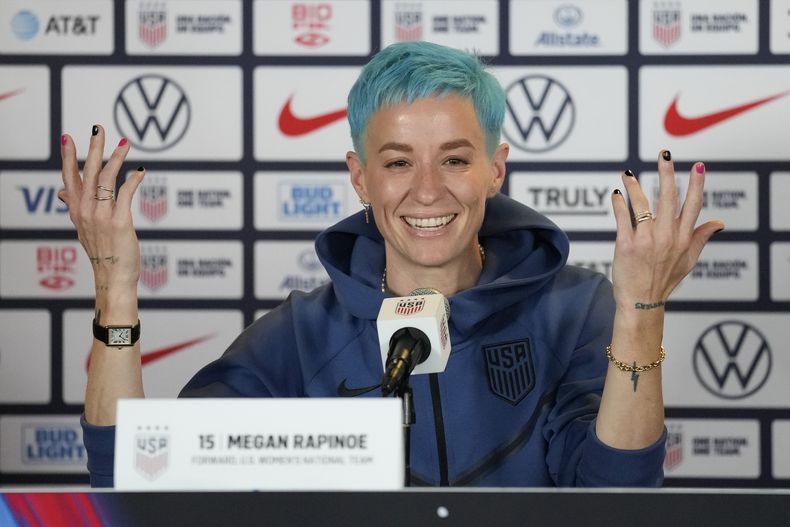 Megan Rapinoe habla con los reporteros durante el día de prensa de Estados Unidos en Carson, California previo a la Copa Mundial femenina 2023 que inicia el próximo mes. (AP Foto/Ashley Landis)