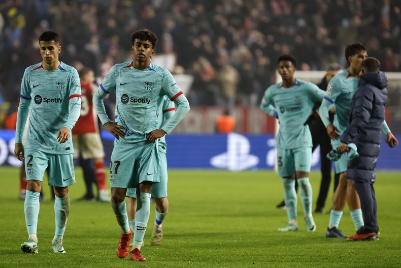 Jugadores del Barcelona abandonan el campo tras el encuentroa ante el Antwerp en el Grupo H de la Liga de Campeones el miércoles 13 de diciembre del 2023. (AP Foto/Geert Vanden Wijngaert)