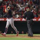 El primera base de los Mellizos de Minnesota Joey Gallo (13) hace un gesto tras pega un jonrón en el sexto inning de su juego de béisbol contra los Angelinos de Los Ángeles, en Anaheim, California, el sábado 20 de mayo de 2023. (AP Foto/Jessie Alcheh)