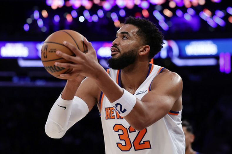 El pívot de los Knicks de Nueva York, Karl-Anthony Towns, busca tirar al aro durante la primera mitad de un partido de pretemporada de baloncesto de la NBA contra los Wizards de Washington, el jueves 8 de octubre de 2026, en Nueva York. (Foto AP/Adam Hunger)