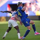 El estadounidense Folarin Balogun (20) pisotea al bosnio Tarik Muharemovic (4) en los 16vos de final del Mundial, el miércoles 1 de julio de 2026, en Santa Clara, California. (AP Foto/Martin Meissner)