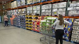 Compradores en un Costco en Thornton, Colorado, el 12 de septiembre de 2024. (Foto AP/David Zalubowski)