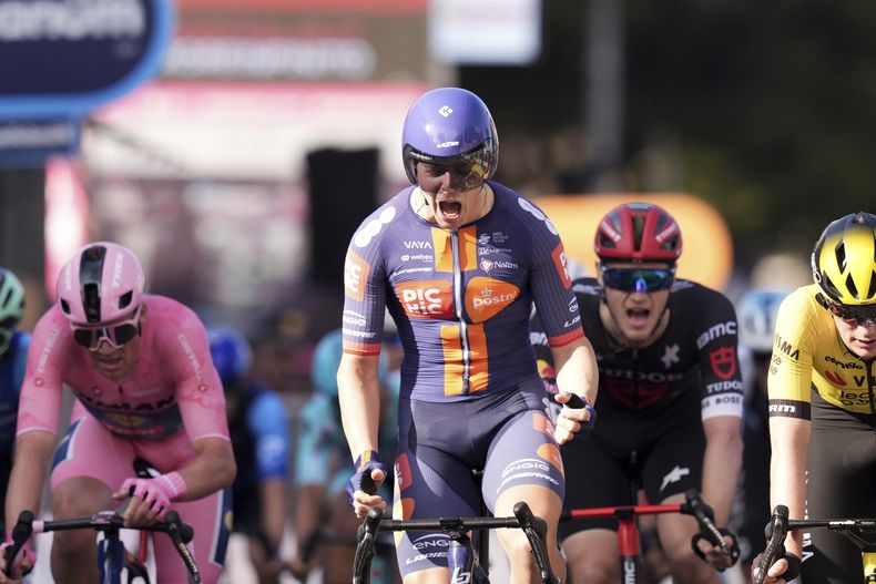 Casper van Uden celebra al ganar al cuarta etapa del Giro de Italia entre Alberobello y Lecce, el martes 13 de mayo de 2025. (Massimo Paolone/LaPresse vía AP)