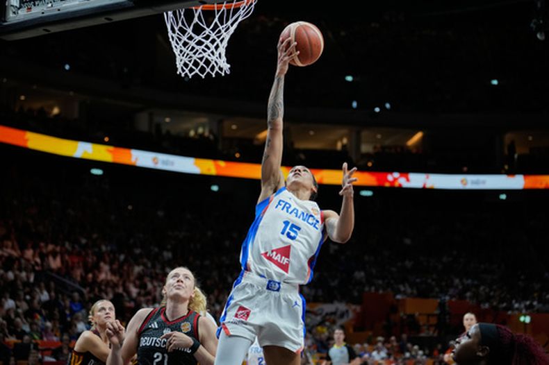 La francesa Gabby Williams anota saltando sobre la alemana Marie Guelich en la semifinal de la Copa Mundial de baloncesto femenina el sábado 12 de septiembre del 2026. (AP Foto/Ebrahim Noroozi)