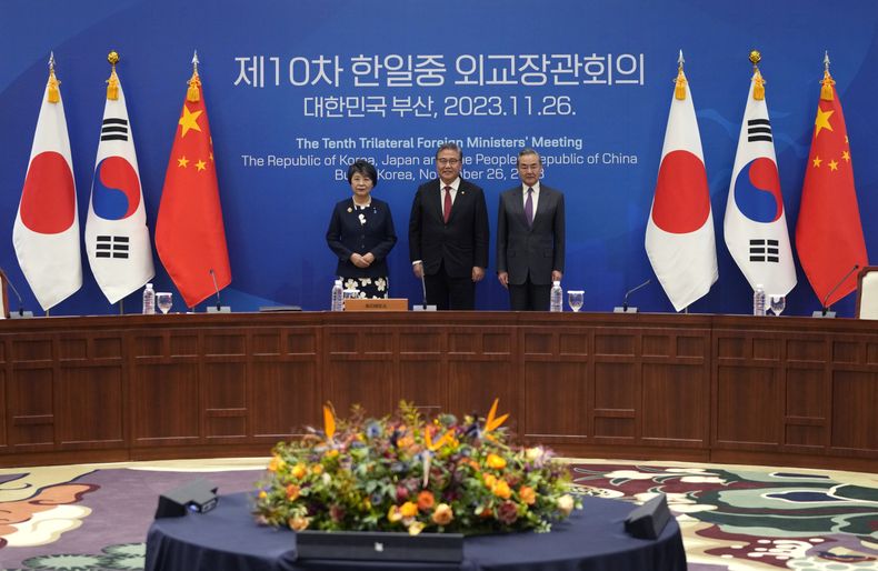El ministro chino de Exteriores, Wang Yi, a la derecha; el ministro surcoreano de Exteriores, Park Jin, en el centro, y la ministra japonesa de Exteriores, Yoko Kamikawa, posan para una foto antes de una cumbre trilateral en Busán, Corea del Sur, el domingo 26 de noviembre de 2023. (AP Foto/Ahn Young-joon, Pool)