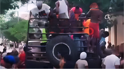 desesperacion en santiago de cuba: multitud se lanza sobre camion de alimentos ante la escasez y la llegada del huracan melissa
