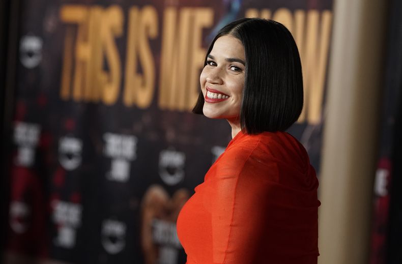 America Ferrera llega al estreno de This Is Me... Now: A Love Story el martes 13 de febrero de 2024, en el Teatro Dolby en Los Ángeles. (Foto Jordan Strauss/Invision/AP)