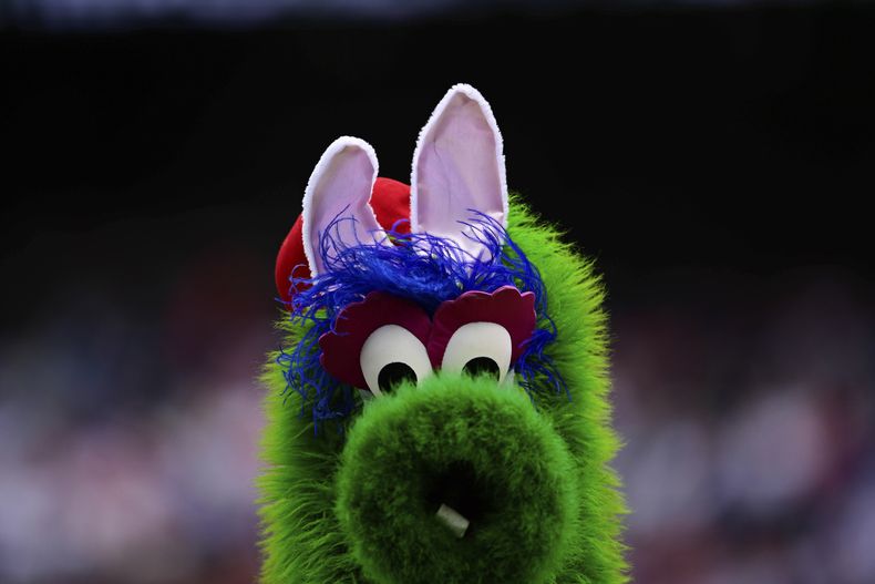 La mascota de los Filis de Filadelfia luce las orejas de un conejo de Pascua durante el juego contra los Bravos de Atlanta, el domingo 31 de marzo de 2024, en Filadelfia. (AP Foto/Derik Hamilton)