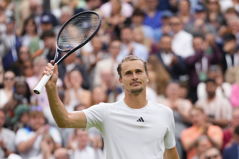El alemán Alexander Zverev celebra tras vencer al británico Cameron Norrie en el duelo de la tercera ronda de Wimbledon el sábado 6 de julio del 2024. (AP Foto/Kirsty Wigglesworth)
