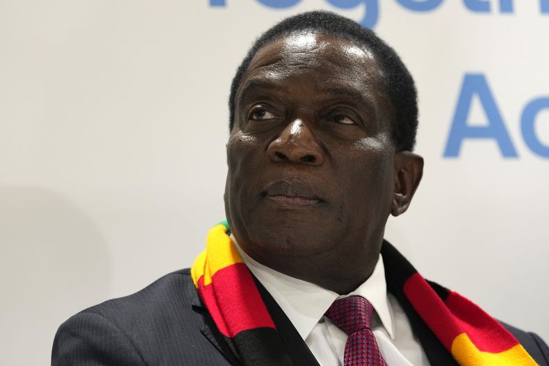 El presidente de Zimbabue, Emmerson Mnangagwa, en la Cumbre Climática de la ONU COP27, el 7 de noviembre de 2022, en Sharm el-Sheij, Egipto. (Foto AP/Peter Dejong, Archivo)