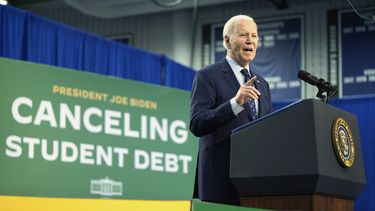 ARCHIVO - El presidente Joe Biden habla sobre los préstamos estudiantiles, el 8 de abril de 2024, en Madison, Wisconsin. (AP Foto/Evan Vucci, File)