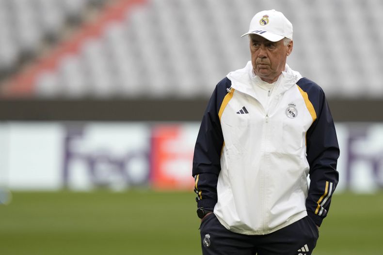 El entrenador del Real Madrid, Carlo Ancelotti, espera el inicio de una sesión de entrenamiento en Múnich, Alemania, el lunes 29 de abril de 2024, antes del partido de ida de las semifinales de la Liga de Campeones entre el FC Bayern de Múnich y el Real Madrid. (AP Foto/Matthias Schrader)