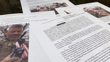 Foto de documentos del Departamento de Justicia de Estados Unidos sobre Christopher Worrell, miembro del grupo extremista Proud Boys y acusado de participar en el asalto al Capitolio. (Foto AP/Jon Elswick)