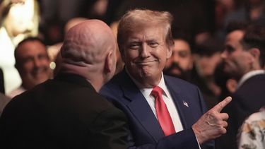 El expresidente estadounidense Donald Trump, centro a la derecha, conversa con Dana White en la función de UFC del sábado 1 de junio de 2024, en Newark, Nueva Jersey. (AP Foto/Frank Franklin II)